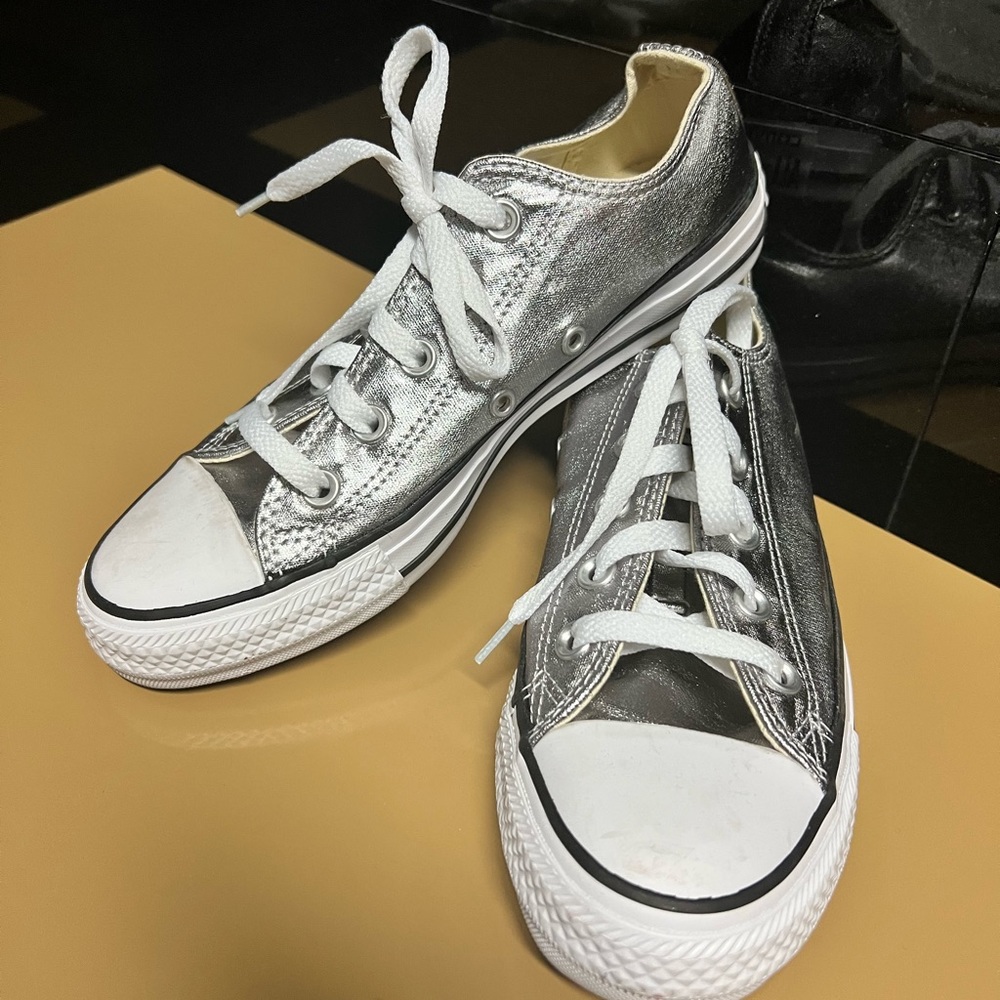 Converse Chuck Taylor Sneakers in Silver Metallic size 6